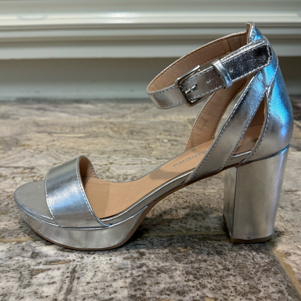 CL by Laundry Theresa silver heels 8M